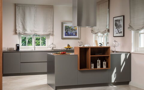 Zara: Møbel, Køkken, Indretning, Gulvbelægning, Køkken Apparat, Cabinetry, Countertop, Etage, Træ, Husholdningsapparat