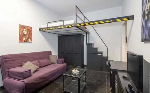 Chinatown Loft: Møbel, Indretning, Gulvbelægning, Etage, Værelse, Soveværelse, Loft, Belysning, Seng, Lejlighed