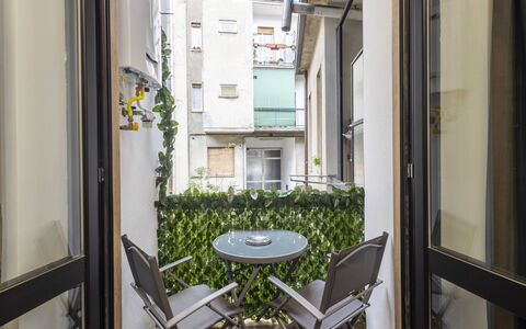 Chinatown Loft: Indretning, Lejlighed, Altan, Stueplante, Stol, Dagslys, Blomsterkrukke, Aluminium