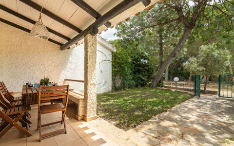 Casa ai Mandorli: Skygge, Backyard, Veranda, Have, Flise, Estate, Udendørs Møbler, Stol, Udendørs Struktur, Gård