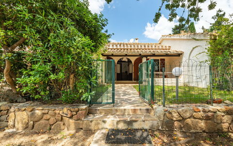 Casa ai Mandorli: Skygge, Estate, Hacienda, Have, Landscaping, Backyard, Gård, Port, Hegn, Villa