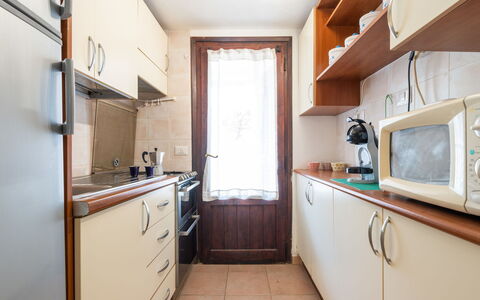 Casa ai Mandorli: Træ, Køkken, Større Bandage, Gulvbelægning, Countertop, Køkken Apparat, Cabinetry, Indretning, Møbel, Etage