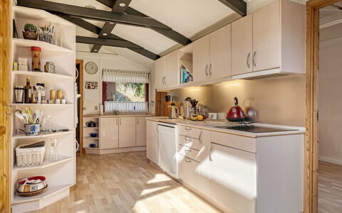 Nimrod - 800M from the Sea: Køkken, Countertop, Cabinetry, Indretning, Møbel, Træ, Større Bandage, Gulvbelægning, Køkken Apparat, Loft
