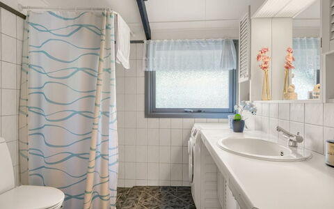 Nimrod - 800M from the Sea: Indretning, Gulvbelægning, Sanitærarmatur, Etage, Badeværelse, Håndvask, Textile, Loft, Tap, Badeværelsesskab