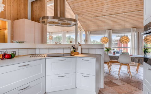 Gunborg - 2.5Km from the Sea: Køkken, Indretning, Countertop, Gulvbelægning, Træ, Loft, Køkken Apparat, Cabinetry, Lysarmatur, Møbel