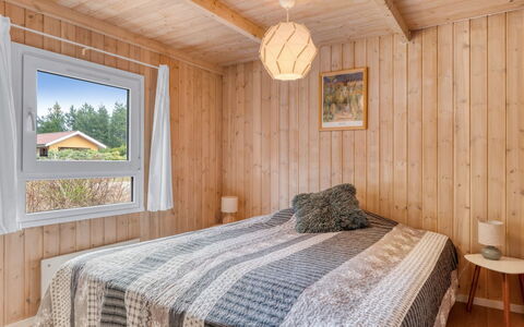 Gunborg - 2.5Km from the Sea: Træ, Indretning, Loft, Gulvbelægning, Etage, Soveværelse, Værelse, Hårdttræ, Bejdse, Seng