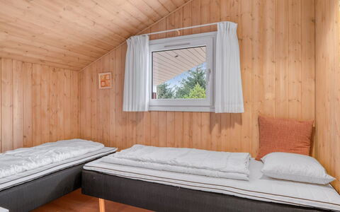 Gunborg - 2.5Km from the Sea: Træ, Soveværelse, Etage, Loft, Bejdse, Hårdttræ, Planke, Seng, Sengetøj, Værelse