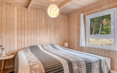 Gunborg - 2.5Km from the Sea: Soveværelse, Indretning, Træ, Loft, Gulvbelægning, Seng, Etage, Møbel, Sengetøj, Sengetøj