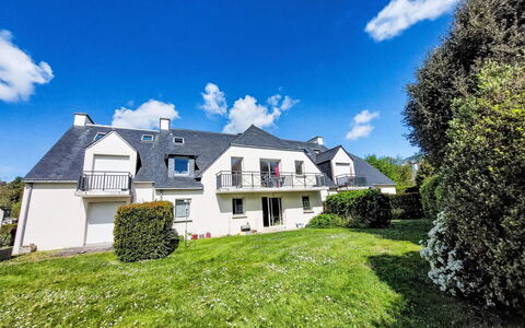 Les Demeures du Parc: Blå, Busk, Hjem, Estate, Lawn, Sommerhus, Landscaping, Have, Mansion, Forstad