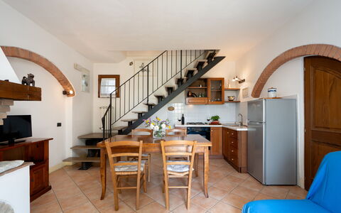 Casa Livia: Møbel, Indretning, Køkken, Stol, Lejlighed, Stueplante, Countertop, Køkken & Spisebord, Bejdse, Cabinetry