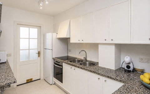 Country Club Family: Køkken, Countertop, Køkken Apparat, Større Bandage, Gulvbelægning, Træ, Etage, Cabinetry, Indretning, Komfur