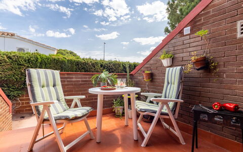 Mila: Udendørs Møbler, Have, Udendørs Bord, Stol, Skygge, Landscaping, Backyard, Gård, Eco Hotel, Køkken & Spisebord