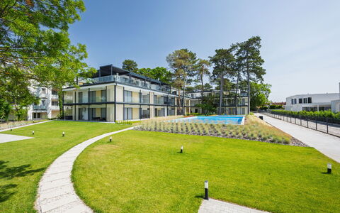 Marina Lelle: Skygge, Estate, Lawn, Svømmepøl, Mansion, Landscaping, Eco Hotel, Villa, Kunstgræs, Altan