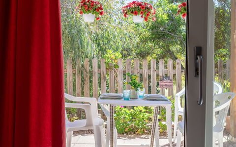 La Casetta di Franci: Udendørs Møbler, Have, Udendørs Bord, Stol, Skygge, Landscaping, Backyard, Gård, Eco Hotel, Køkken & Spisebord