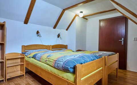 U Pekařů: Træ, Soveværelse, Seng, Sengetøj, Hjem, Bed Frame, Etage, Sengetøj, Loft, Værelse