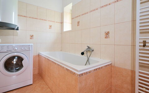 U Pekařů: Gulvbelægning, Etage, Sanitærarmatur, Indretning, Badeværelse, Flise, Loft, Tap, Badekar, Vvs