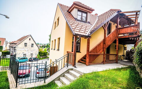 Cesky Krumlov 102: Bygning, Vindue, Boligområde, Hus, Hjem, Tag, Kvarter, Facade, Sommerhus, Menneskelig Bosættelse