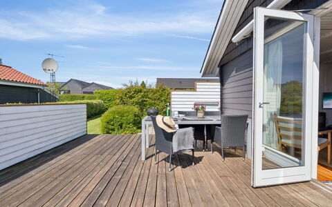 Hira - 200M from the Sea: Tag, Hus, Hjem, Sommerhus, Dør, Sidespor, Dæk, Veranda, Planke, Hårdttræ