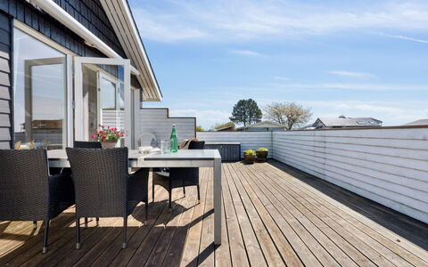 Hira - 200M from the Sea: Tag, Hus, Hjem, Sommerhus, Dør, Sidespor, Dæk, Veranda, Planke, Hårdttræ