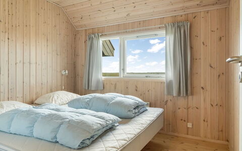 Tilje - 80M from the Sea: Soveværelse, Træ, Seng, Indretning, Loft, Etage, Sengetøj, Sengetøj, Gulvbelægning, Bed Frame