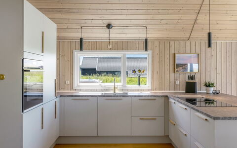 Tilje - 80M from the Sea: Køkken, Gulvbelægning, Træ, Countertop, Indretning, Trægulve, Loft, Etage, Cabinetry, Køkken Apparat