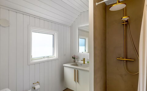 Tilje - 80M from the Sea: Træ, Sanitærarmatur, Gulvbelægning, Loft, Etage, Badeværelse, Vvs, Toilet, Værelse, Tap