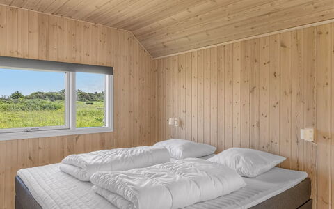 Tilje - 80M from the Sea: Træ, Soveværelse, Sengetøj, Seng, Sengetøj, Bed Frame, Loft, Hårdttræ, Værelse, Planke