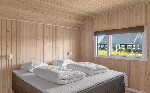 Tilje - 80M from the Sea: Træ, Soveværelse, Loft, Gulvbelægning, Indretning, Etage, Seng, Sengetøj, Sengetøj, Bed Frame