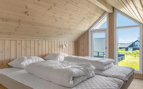 Tilje - 80M from the Sea: Træ, Soveværelse, Hjem, Sengetøj, Seng, Sengetøj, Hårdttræ, Bed Frame, Planke, Sengetøj