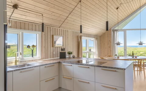 Tilje - 80M from the Sea: Træ, Loft, Gulvbelægning, Køkken, Hjem, Hårdttræ, Countertop, Trægulve, Lysarmatur, Bejdse