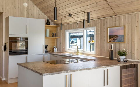 Tilje - 80M from the Sea: Køkken, Gulvbelægning, Indretning, Countertop, Træ, Loft, Møbel, Køkken Apparat, Etage, Lysarmatur