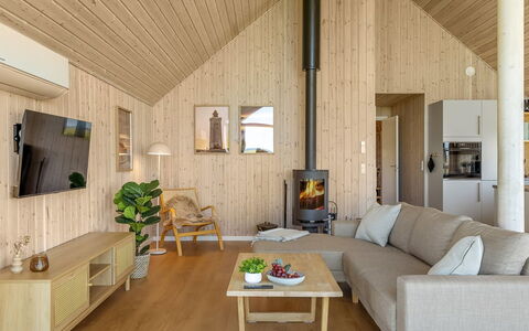 Tilje - 80M from the Sea: Gulvbelægning, Indretning, Træ, Etage, Loft, Møbel, Værelse, Stue, Trægulve, Couch