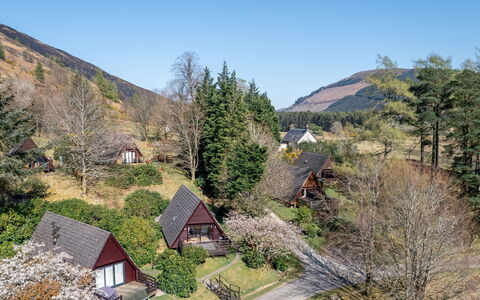 Sandpiper Lodge: Træ, Blad, Bjergrige Landskabsformer, Vegetationen, Hus, Busk, Landskab, Highland, Bakke