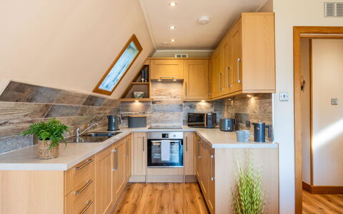 Sandpiper Lodge: Køkken, Møbel, Indretning, Gulvbelægning, Countertop, Træ, Køkken Apparat, Etage, Cabinetry, Loft