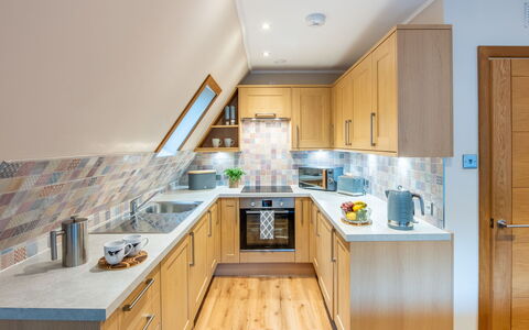 Oystercatcher: Indretning, Gulvbelægning, Køkken, Træ, Møbel, Countertop, Loft, Etage, Cabinetry, Køkken Apparat