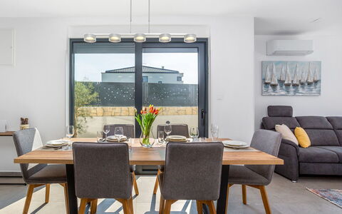 Larus: Møbel, Indretning, Gulvbelægning, Spisestue, Træ, Bord, Køkken & Spisebord, Stol, Etage, Værelse