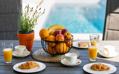 Larus: Mad, Bordservice, Serveware, Frugt, Drinkware, Tallerkner, Ingrediens, Kop, Plade
