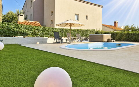 Helen: Græs, Have, Lawn, Landscaping, Kunstgræs, Gård, Backyard, Skygge, Gårdsplads, Villa