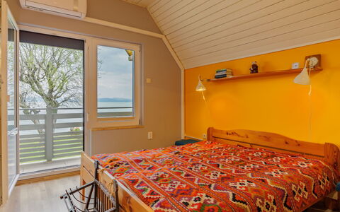 Sundown Beach: Møbel, Gulvbelægning, Indretning, Etage, Soveværelse, Træ, Seng, Loft, Værelse, Trægulve