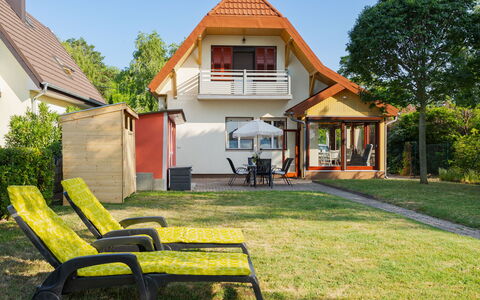 Sundown Beach: Hus, Hjem, Boligområde, Tag, Sommerhus, Skygge, Estate, Have, Lawn, Gård