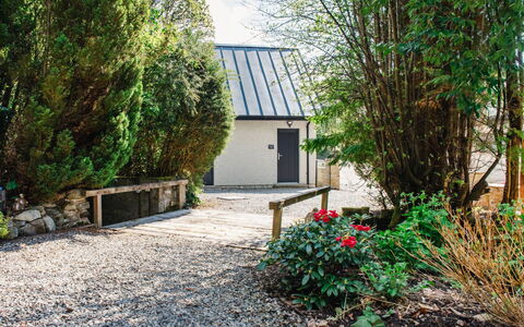 Wayside Loft: Busk, Hjem, Sommerhus, Tag, Have, Skygge, Indkørsel, Landscaping, Garden Bygninger, Sidespor