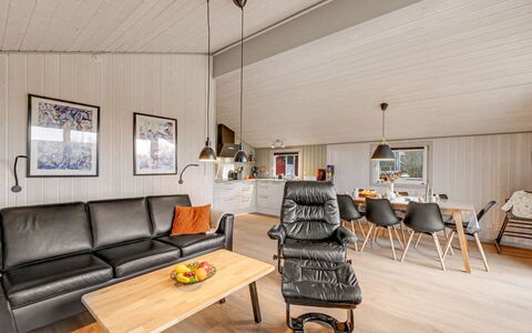 Seba - 1Km to the Fjord: Træ, Loft, Indretning, Møbel, Stue, Gulvbelægning, Couch, Etage, Hjem, Værelse