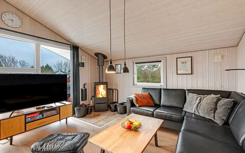 Seba - 1Km to the Fjord: Couch, Træ, Indretning, Stue, Loft, Møbel, Gulvbelægning, Værelse, Etage