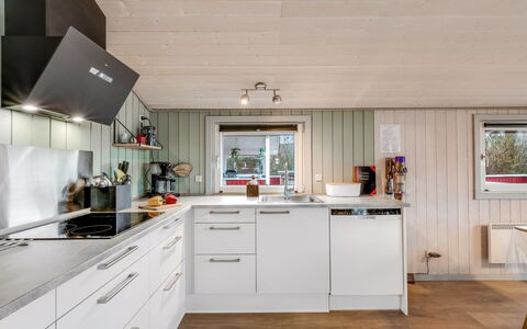 Seba - 1Km to the Fjord: Køkken, Køkken Apparat, Større Bandage, Træ, Countertop, Indretning, Gulvbelægning, Loft, Husholdningsapparat, Cabinetry