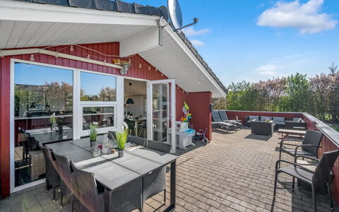Seba - 1Km to the Fjord: Boligområde, Hjem, Tag, Lejlighed, Estate, Veranda, Altan, Skygge, Gård, Stol