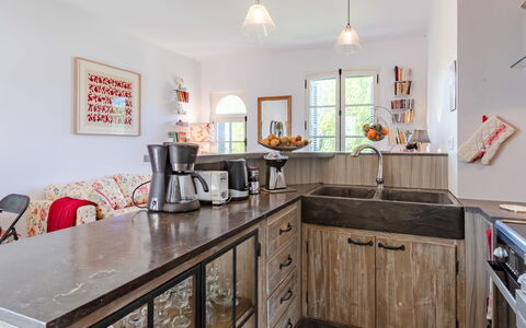 Les Jardins de Cabourg: Køkken, Countertop, Møbel, Indretning, Gulvbelægning, Cabinetry, Træ, Køkken Apparat, Etage, Husholdningsapparat