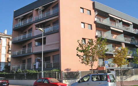 Tramuntana: Boligområde, Bygning, Lejlighed, Ejendom, Kvarter, Arkitektur, Stad, Køretøj, Facade, Blandet Brug