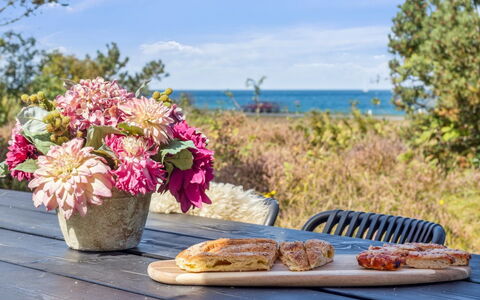 Kaj - 75M from the Sea: Møbel, Udendørs Møbler, Bord, Udendørs Bord, Blomsterkrukke, Stol, Mad, Serveware, Stueplante, Picnic Bord