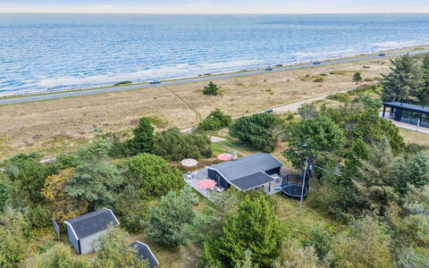 Kaj - 75M from the Sea: Vegetationen, Busk, Forår, Sommerhus, Have, Skygge, Backyard, Gård, Stol