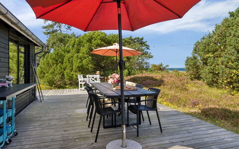 Kaj - 75M from the Sea: Vegetationen, Busk, Forår, Sommerhus, Have, Skygge, Backyard, Gård, Stol